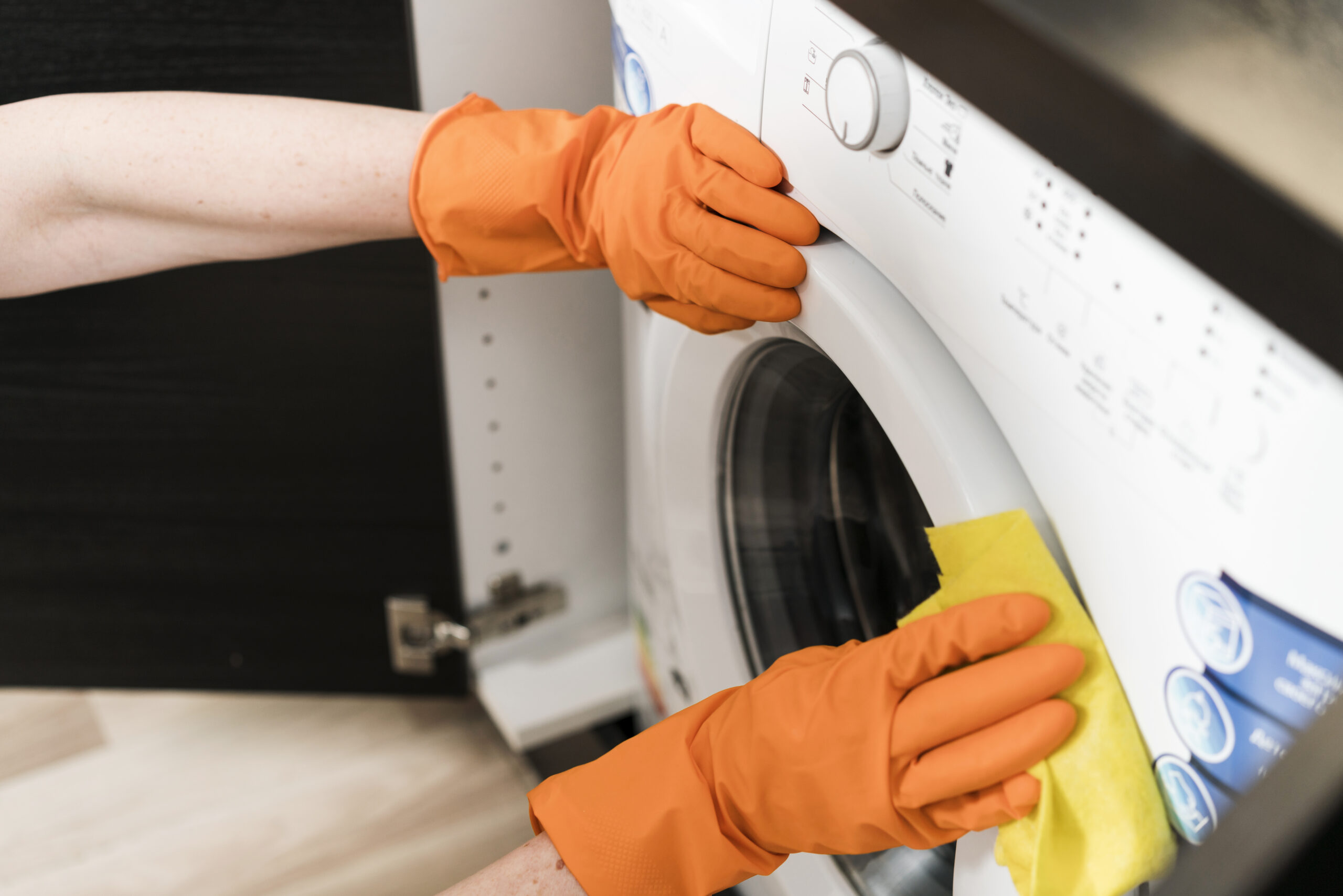 Nettoyer en profondeur un lave-linge frontal qui sent mauvais (étape par étape)