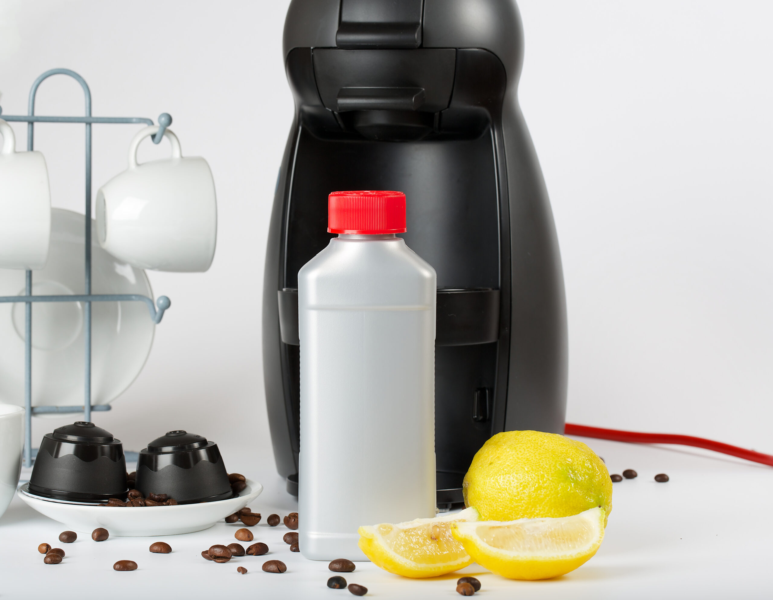 Détartrant liquide devant une machine à café à capsules