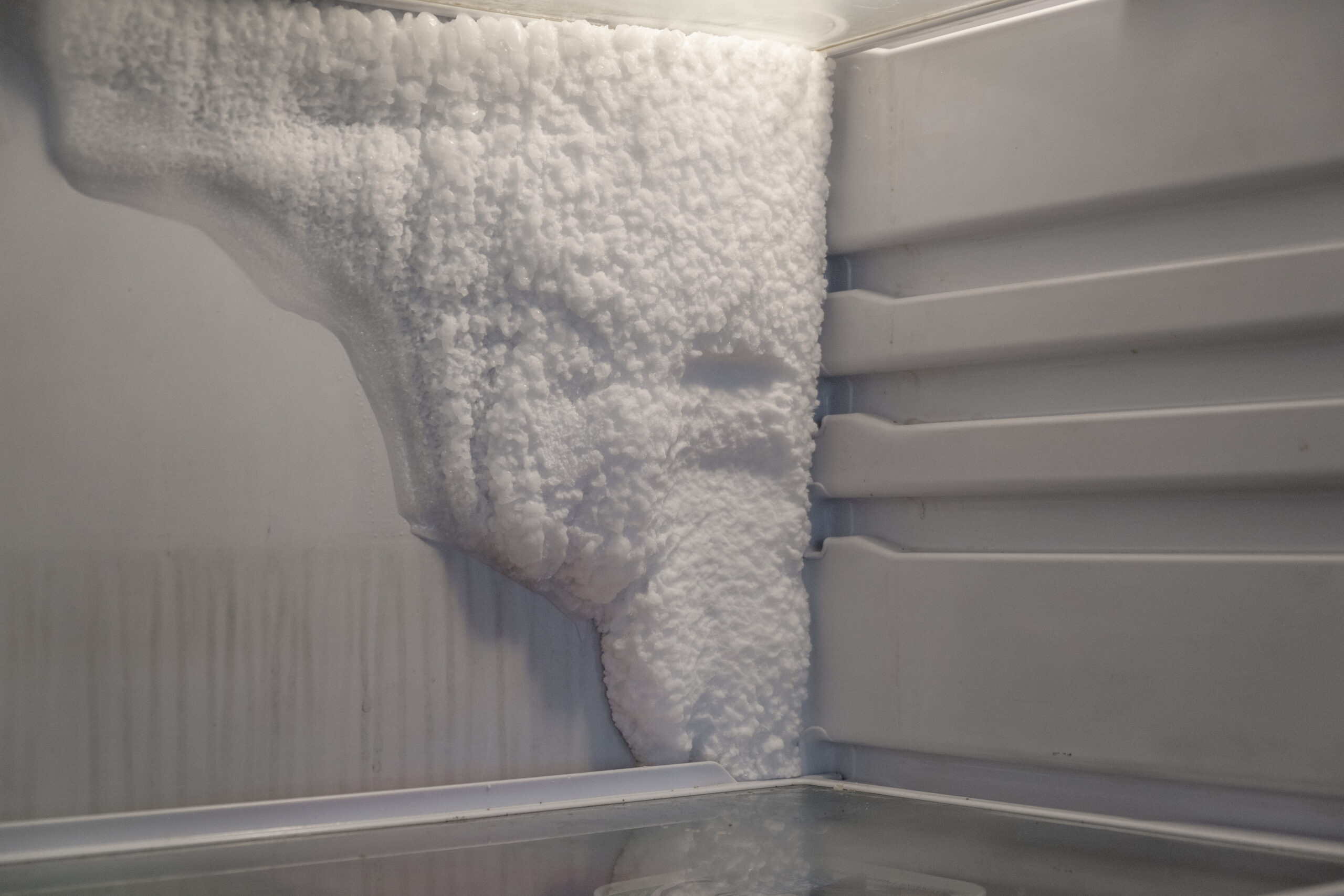 Congélateur avec accumulation de givre nécessitant un dégivrage