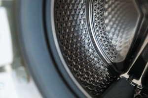 Close-up interior view of a washing machine drum, illustrating a not-draining diagnosis