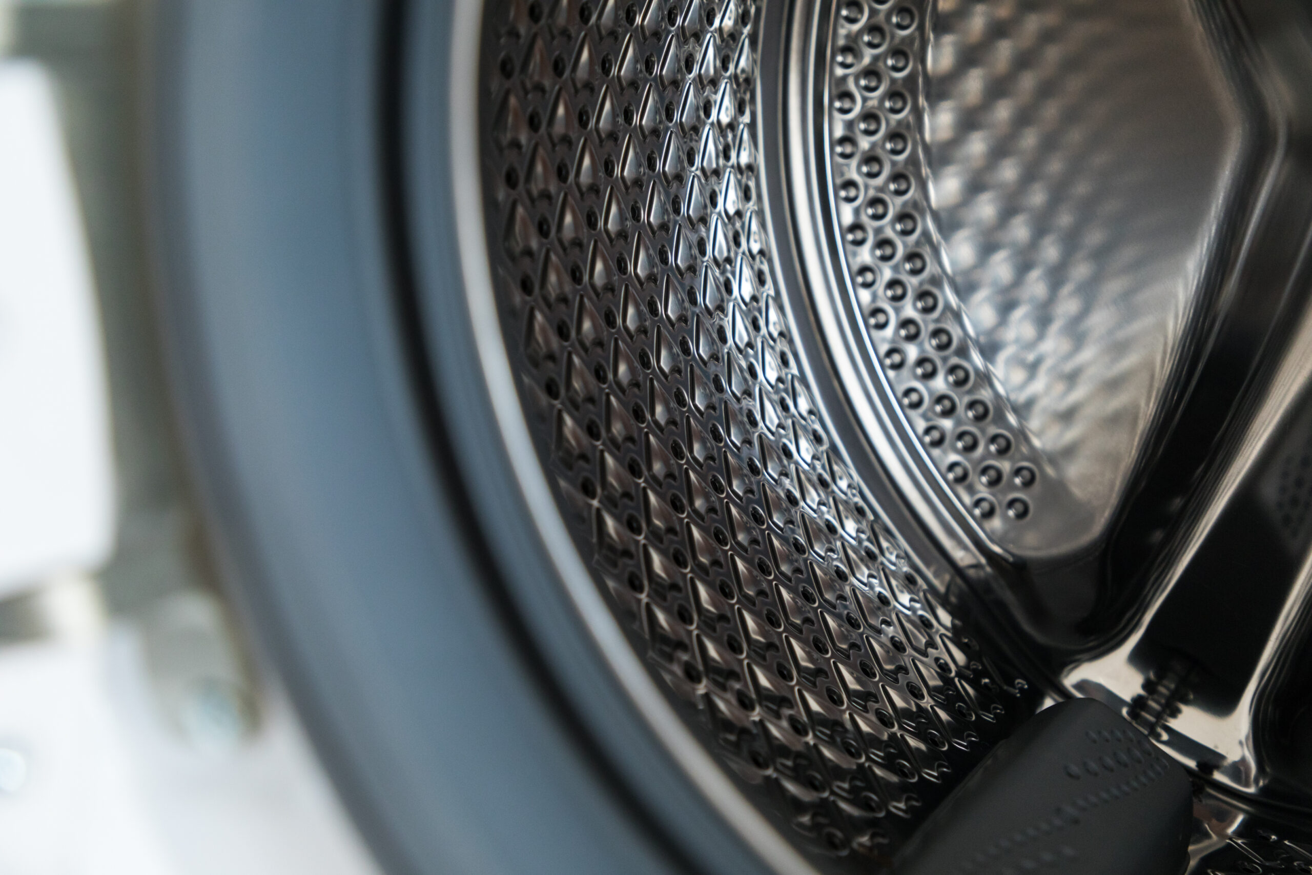 Close-up interior view of a washing machine drum, illustrating a not-draining diagnosis