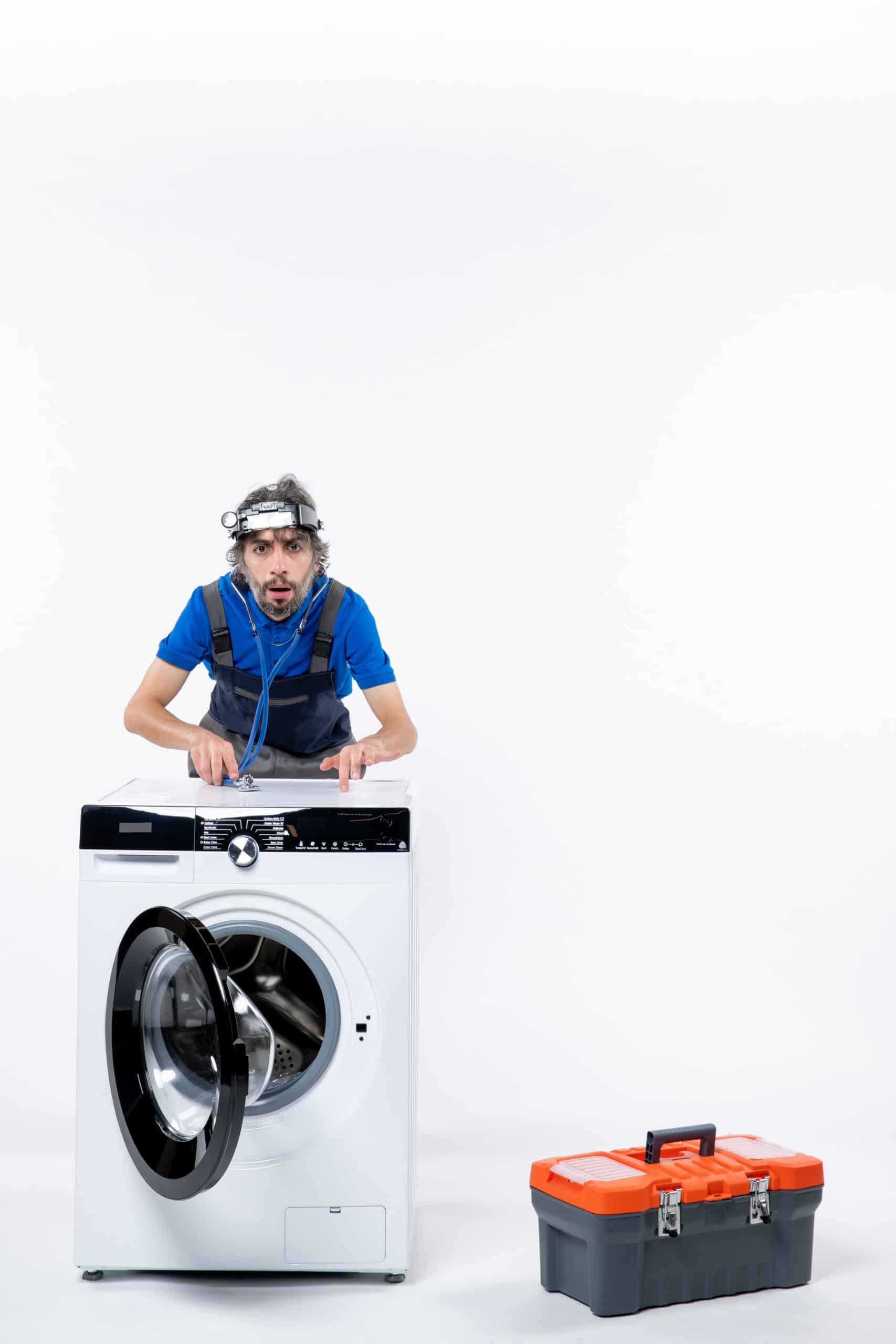 Technicien diagnostiquant la sonde de température d'un lave-linge Whirlpool (erreur F05)