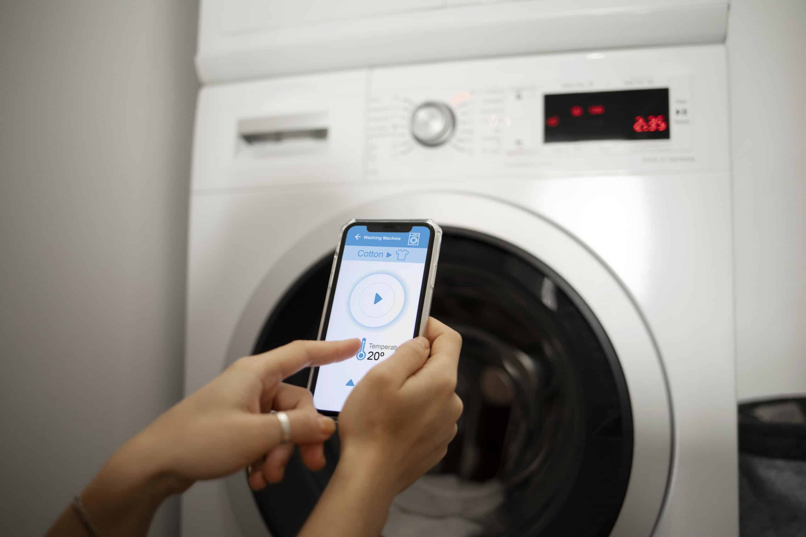 Jeune femme utilisant les commandes d'un appareil électroménager