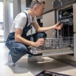 Technicien examinant la sonde de température d'un lave-vaisselle Whirlpool en panne, code erreur F1
